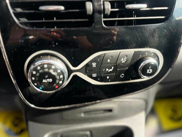 Серый Рено Зое, объемом двигателя 0 л и пробегом 48 тыс. км за 11500 $, фото 22 на Automoto.ua