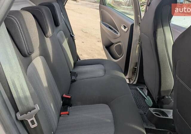 Серый Рено Зое, объемом двигателя 0 л и пробегом 103 тыс. км за 10000 $, фото 12 на Automoto.ua