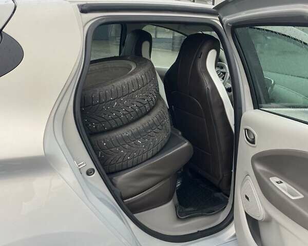 Серый Рено Зое, объемом двигателя 0 л и пробегом 150 тыс. км за 9700 $, фото 18 на Automoto.ua