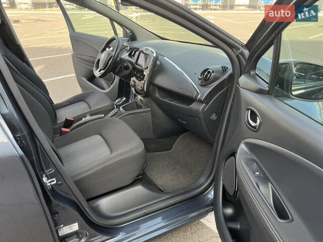 Серый Рено Зое, объемом двигателя 0 л и пробегом 160 тыс. км за 8700 $, фото 42 на Automoto.ua