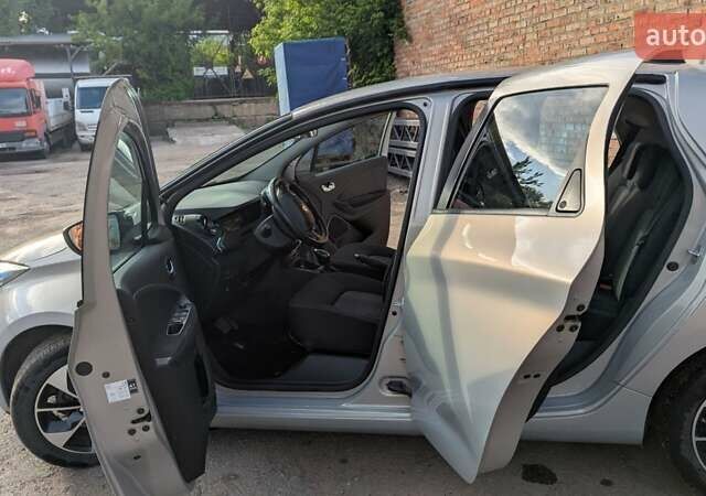 Серый Рено Зое, объемом двигателя 0 л и пробегом 103 тыс. км за 10000 $, фото 14 на Automoto.ua