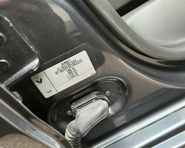 Серый Рено Зое, объемом двигателя 0 л и пробегом 160 тыс. км за 8700 $, фото 47 на Automoto.ua