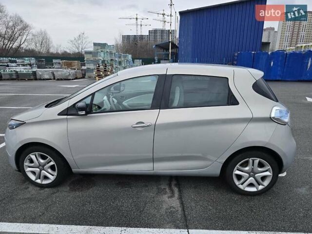 Серый Рено Зое, объемом двигателя 0 л и пробегом 97 тыс. км за 9700 $, фото 4 на Automoto.ua