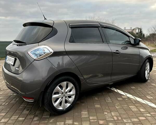 Серый Рено Зое, объемом двигателя 0 л и пробегом 148 тыс. км за 9500 $, фото 9 на Automoto.ua