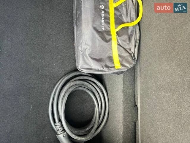 Серый Рено Зое, объемом двигателя 0 л и пробегом 93 тыс. км за 9199 $, фото 19 на Automoto.ua
