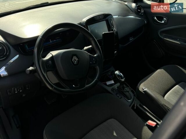 Серый Рено Зое, объемом двигателя 0 л и пробегом 118 тыс. км за 9400 $, фото 5 на Automoto.ua