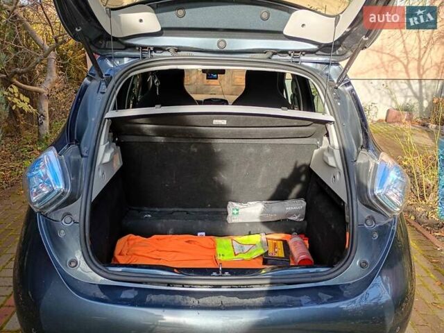 Серый Рено Зое, объемом двигателя 0 л и пробегом 112 тыс. км за 10500 $, фото 7 на Automoto.ua