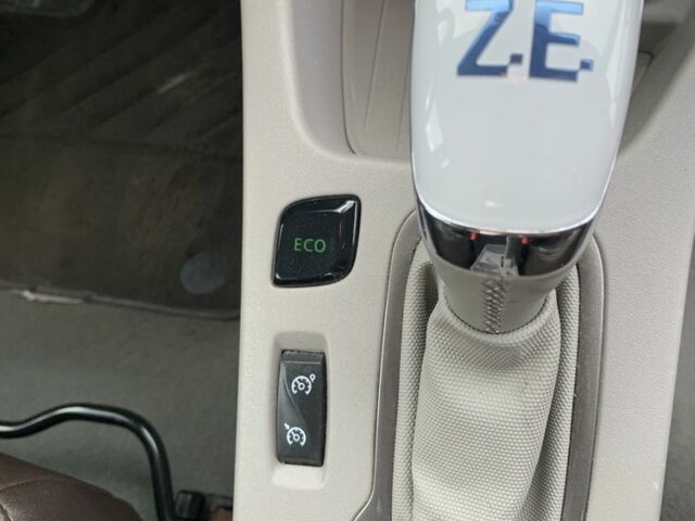 Серый Рено Зое, объемом двигателя 0 л и пробегом 140 тыс. км за 9200 $, фото 19 на Automoto.ua