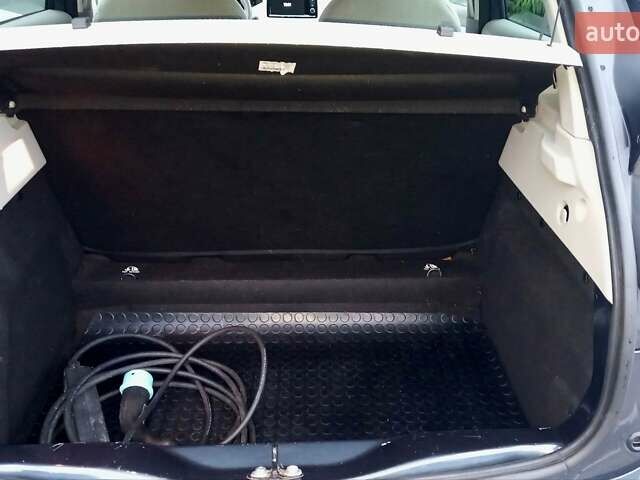 Серый Рено Зое, объемом двигателя 0 л и пробегом 79 тыс. км за 8900 $, фото 11 на Automoto.ua