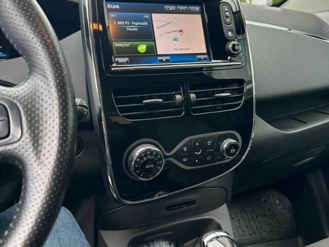 Серый Рено Зое, объемом двигателя 0 л и пробегом 87 тыс. км за 6500 $, фото 11 на Automoto.ua