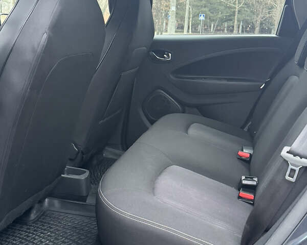 Серый Рено Зое, объемом двигателя 0 л и пробегом 164 тыс. км за 10650 $, фото 13 на Automoto.ua