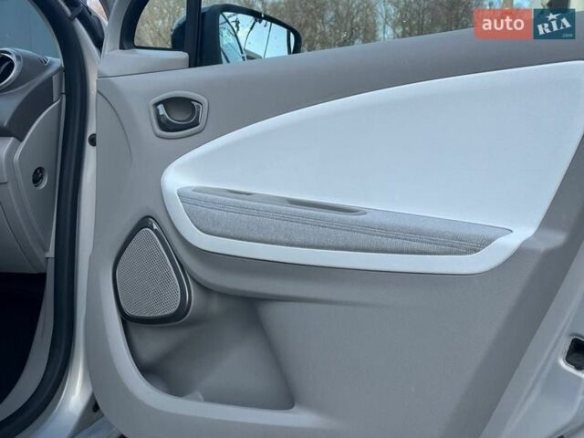Серый Рено Зое, объемом двигателя 0 л и пробегом 93 тыс. км за 9199 $, фото 13 на Automoto.ua