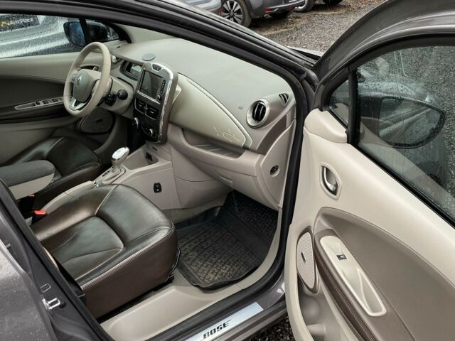 Серый Рено Зое, объемом двигателя 0 л и пробегом 85 тыс. км за 9600 $, фото 11 на Automoto.ua