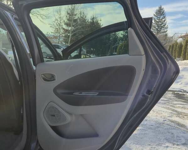 Серый Рено Зое, объемом двигателя 0 л и пробегом 98 тыс. км за 9500 $, фото 52 на Automoto.ua