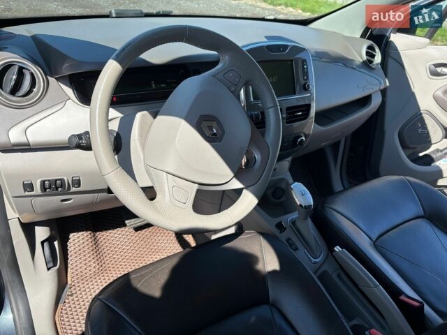 Серый Рено Зое, объемом двигателя 0 л и пробегом 93 тыс. км за 9500 $, фото 16 на Automoto.ua