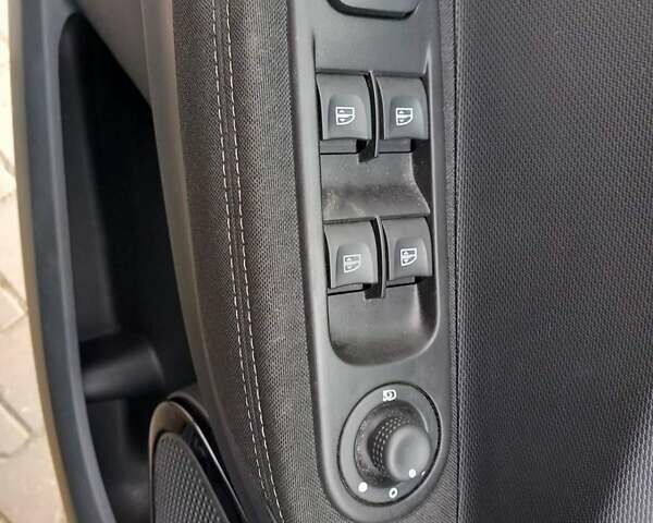 Серый Рено Зое, объемом двигателя 0 л и пробегом 110 тыс. км за 9800 $, фото 16 на Automoto.ua