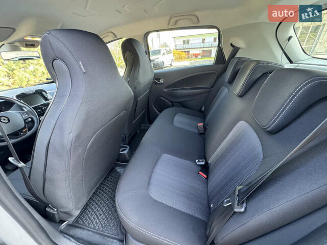 Серый Рено Зое, объемом двигателя 0 л и пробегом 90 тыс. км за 9999 $, фото 11 на Automoto.ua