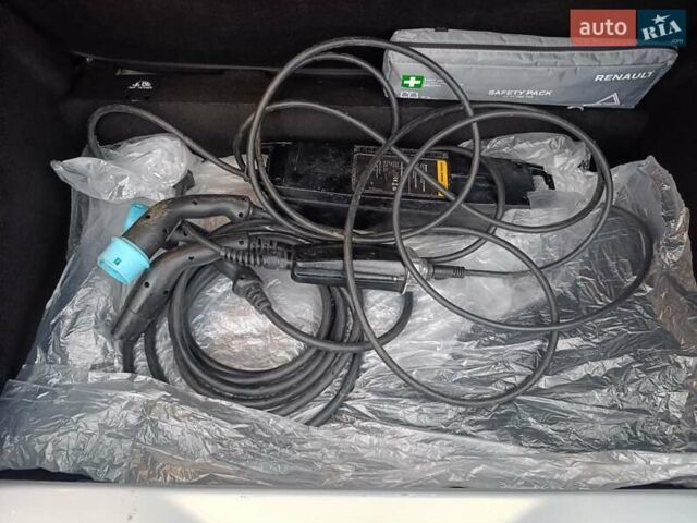 Серый Рено Зое, объемом двигателя 0 л и пробегом 108 тыс. км за 9400 $, фото 20 на Automoto.ua