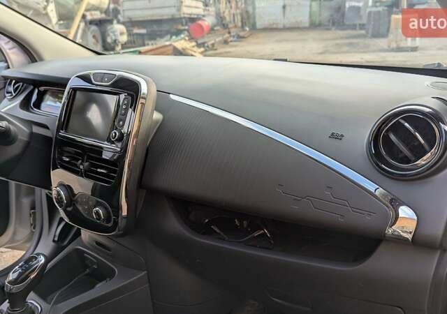 Серый Рено Зое, объемом двигателя 0 л и пробегом 103 тыс. км за 10000 $, фото 8 на Automoto.ua