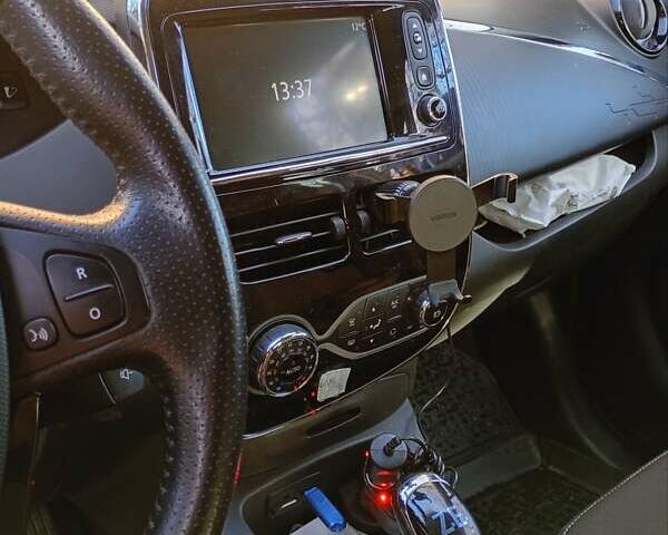 Серый Рено Зое, объемом двигателя 0 л и пробегом 112 тыс. км за 10500 $, фото 8 на Automoto.ua