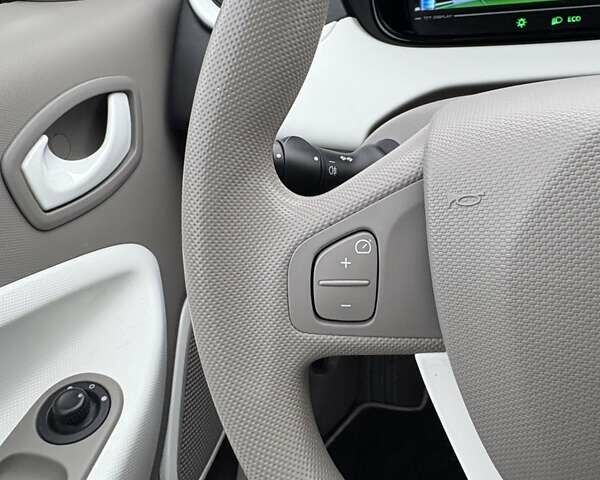 Серый Рено Зое, объемом двигателя 0 л и пробегом 62 тыс. км за 9500 $, фото 34 на Automoto.ua