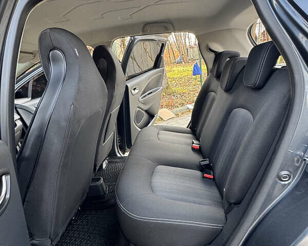 Серый Рено Зое, объемом двигателя 0 л и пробегом 90 тыс. км за 9999 $, фото 29 на Automoto.ua