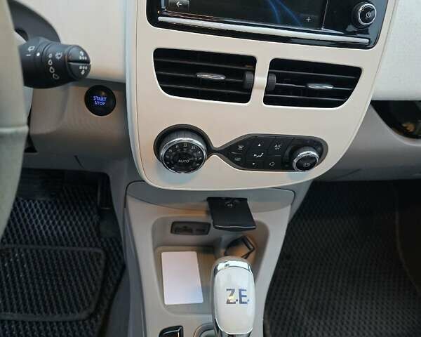 Серый Рено Зое, объемом двигателя 0 л и пробегом 97 тыс. км за 9700 $, фото 8 на Automoto.ua