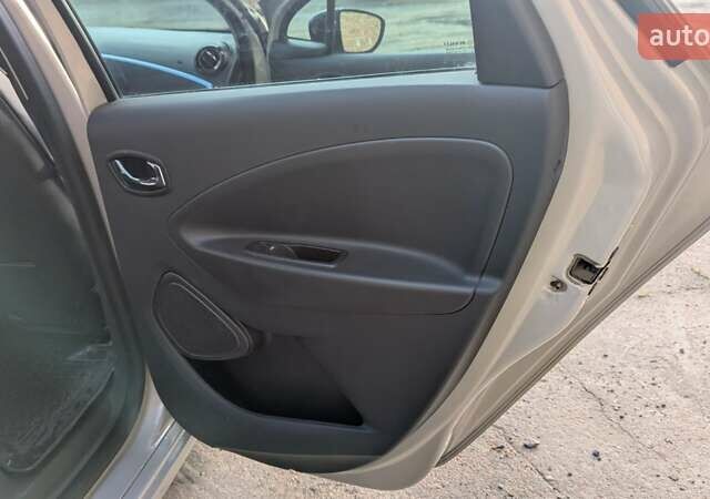 Серый Рено Зое, объемом двигателя 0 л и пробегом 103 тыс. км за 10000 $, фото 10 на Automoto.ua