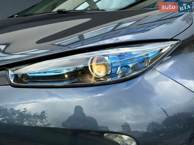 Серый Рено Зое, объемом двигателя 0 л и пробегом 155 тыс. км за 9999 $, фото 28 на Automoto.ua