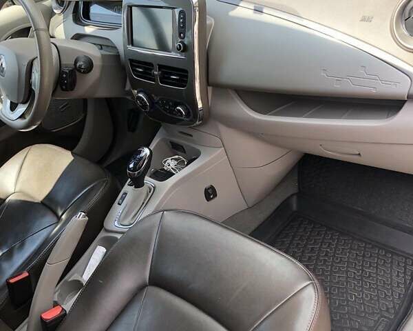 Серый Рено Зое, объемом двигателя 0 л и пробегом 112 тыс. км за 11500 $, фото 17 на Automoto.ua