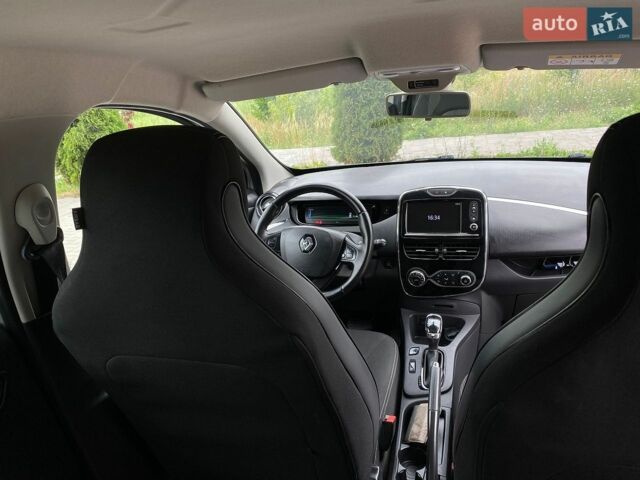 Серый Рено Зое, объемом двигателя 0 л и пробегом 70 тыс. км за 9500 $, фото 20 на Automoto.ua