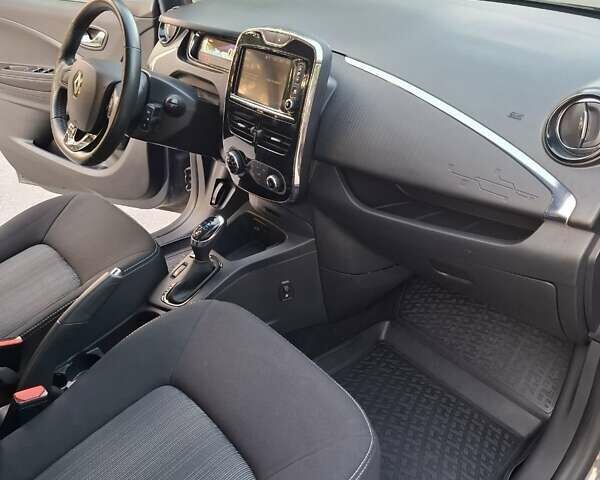 Серый Рено Зое, объемом двигателя 0 л и пробегом 133 тыс. км за 9299 $, фото 15 на Automoto.ua
