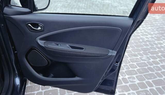 Серый Рено Зое, объемом двигателя 0 л и пробегом 91 тыс. км за 9999 $, фото 56 на Automoto.ua