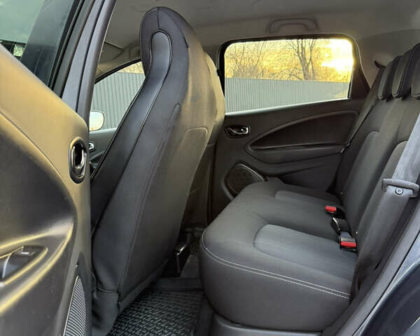 Серый Рено Зое, объемом двигателя 0 л и пробегом 119 тыс. км за 9950 $, фото 20 на Automoto.ua