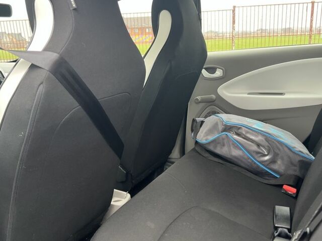 Серый Рено Зое, объемом двигателя 0 л и пробегом 91 тыс. км за 8800 $, фото 6 на Automoto.ua