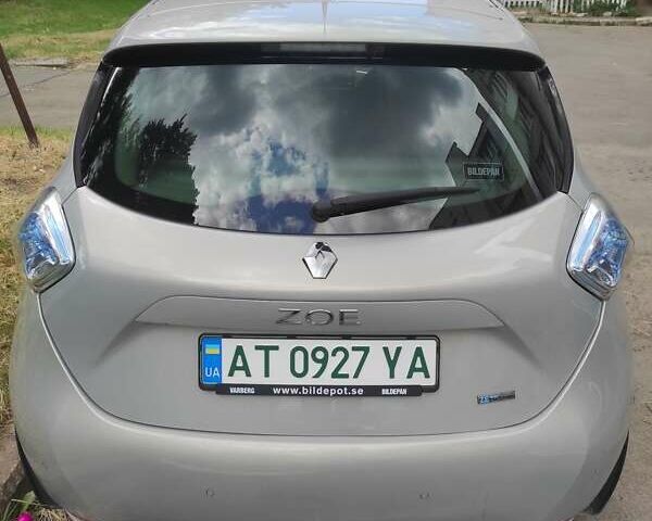Серый Рено Зое, объемом двигателя 0 л и пробегом 76 тыс. км за 10500 $, фото 4 на Automoto.ua