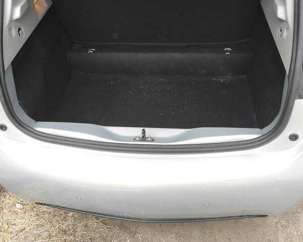 Серый Рено Зое, объемом двигателя 0 л и пробегом 76 тыс. км за 10500 $, фото 7 на Automoto.ua