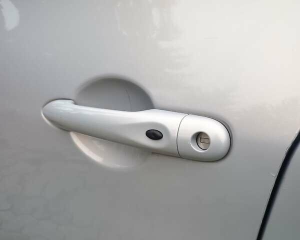 Серый Рено Зое, объемом двигателя 0 л и пробегом 64 тыс. км за 8700 $, фото 12 на Automoto.ua