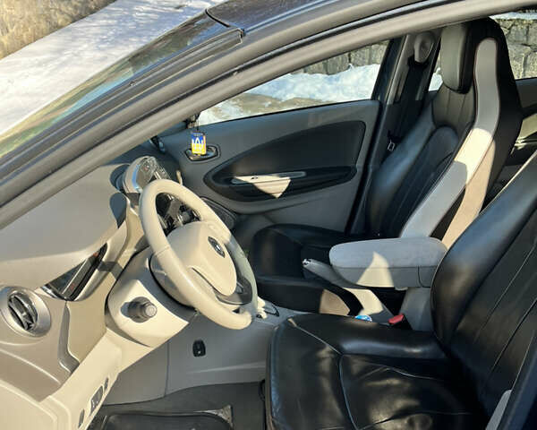 Серый Рено Зое, объемом двигателя 0 л и пробегом 117 тыс. км за 10399 $, фото 14 на Automoto.ua
