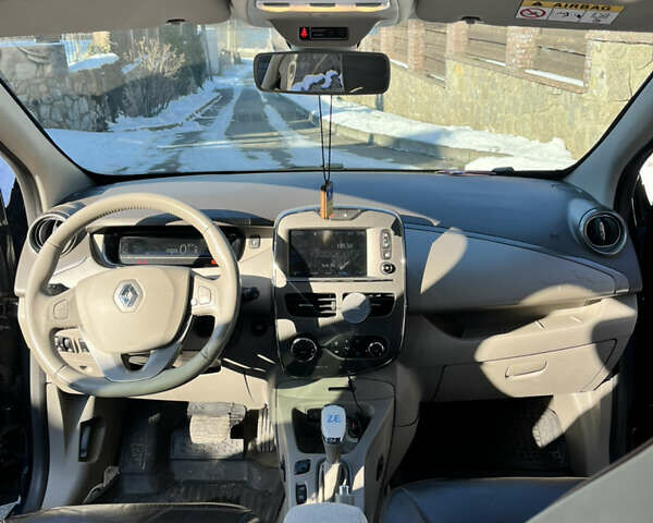 Серый Рено Зое, объемом двигателя 0 л и пробегом 117 тыс. км за 10399 $, фото 15 на Automoto.ua