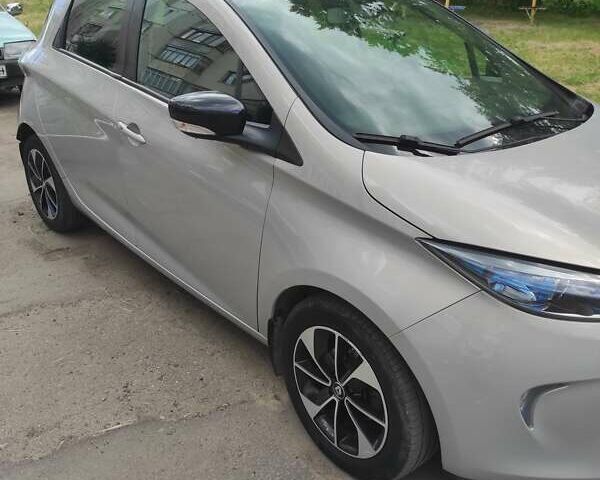 Серый Рено Зое, объемом двигателя 0 л и пробегом 76 тыс. км за 10500 $, фото 6 на Automoto.ua