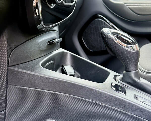 Серый Рено Зое, объемом двигателя 0 л и пробегом 127 тыс. км за 10700 $, фото 11 на Automoto.ua