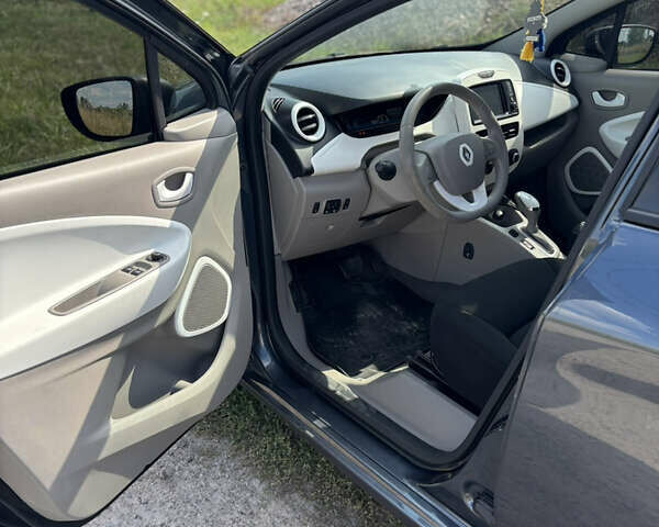 Серый Рено Зое, объемом двигателя 0 л и пробегом 94 тыс. км за 9500 $, фото 6 на Automoto.ua