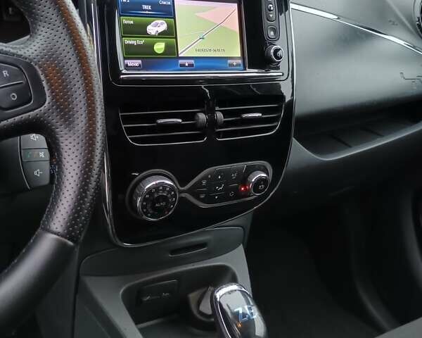 Серый Рено Зое, объемом двигателя 0 л и пробегом 64 тыс. км за 8700 $, фото 18 на Automoto.ua