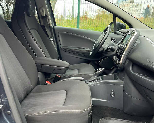 Серый Рено Зое, объемом двигателя 0 л и пробегом 133 тыс. км за 8999 $, фото 12 на Automoto.ua