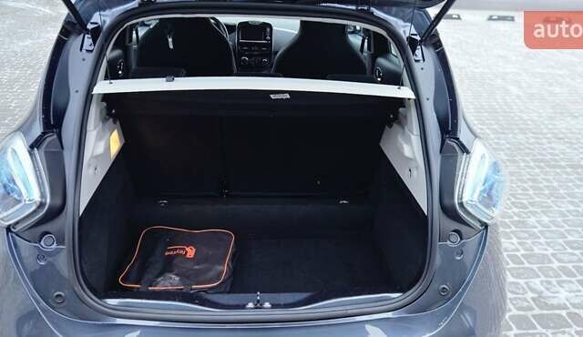 Серый Рено Зое, объемом двигателя 0 л и пробегом 91 тыс. км за 9999 $, фото 38 на Automoto.ua