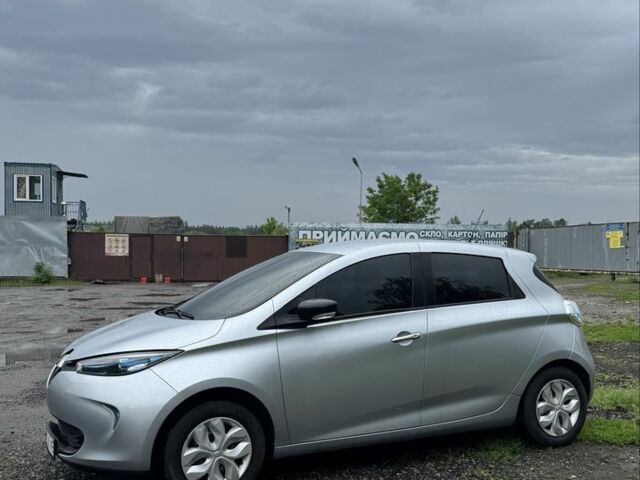 Серый Рено Зое, объемом двигателя 0 л и пробегом 96 тыс. км за 9600 $, фото 2 на Automoto.ua
