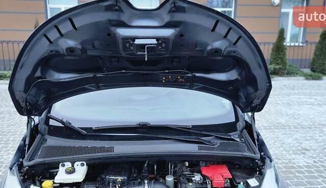 Серый Рено Зое, объемом двигателя 0 л и пробегом 91 тыс. км за 9999 $, фото 37 на Automoto.ua