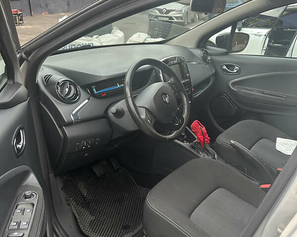 Серый Рено Зое, объемом двигателя 0 л и пробегом 41 тыс. км за 10000 $, фото 5 на Automoto.ua