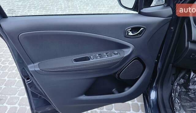 Серый Рено Зое, объемом двигателя 0 л и пробегом 91 тыс. км за 9999 $, фото 63 на Automoto.ua